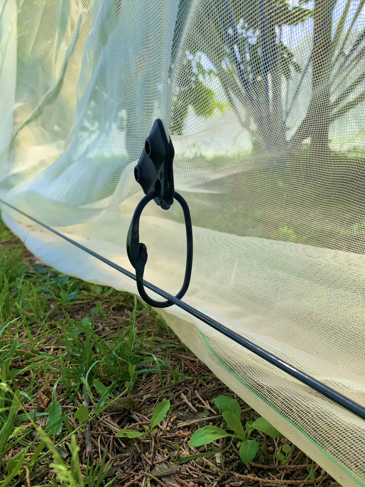 Accesorios para instalación de mallas agrícolas: caperuchos y grapas — fabricante TVP