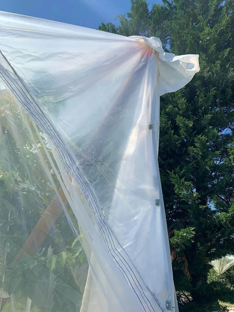 Malla plastificada impermeable: protección contra lluvia para frutales